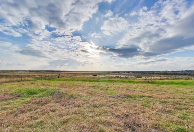 Modern Farmhouse In Del Valle: Rural Setting!