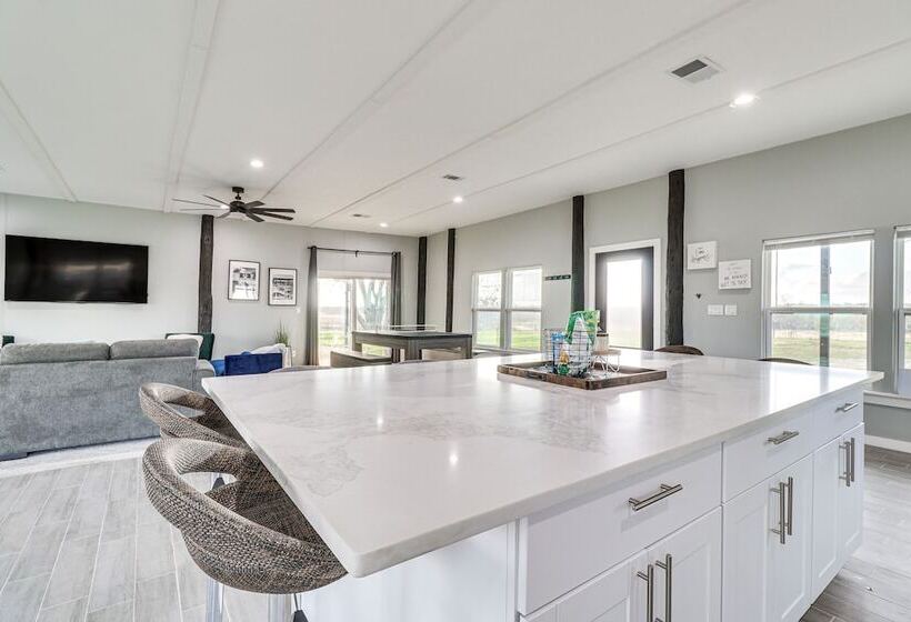 Modern Farmhouse In Del Valle: Rural Setting!