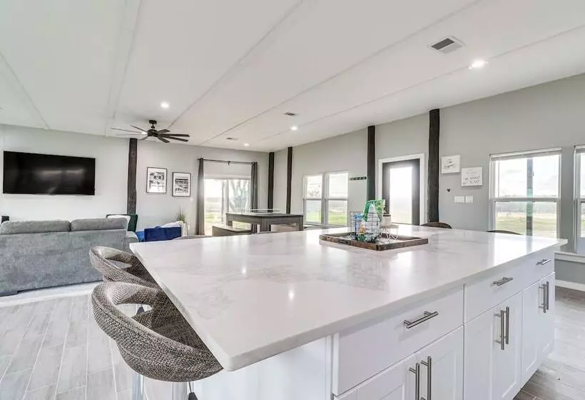 Modern Farmhouse In Del Valle: Rural Setting!