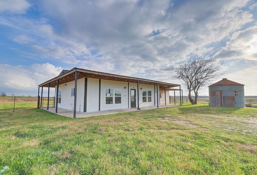 Modern Farmhouse In Del Valle: Rural Setting!