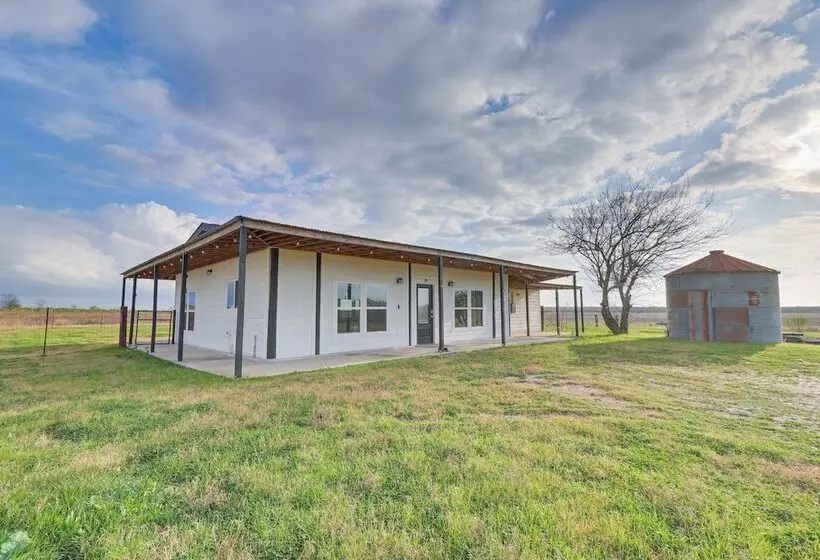 Modern Farmhouse In Del Valle: Rural Setting!