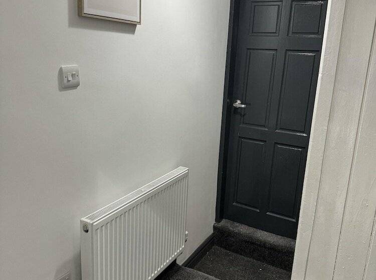 Rezydencja Stunning 4 Bed House In Leeds Close To Center