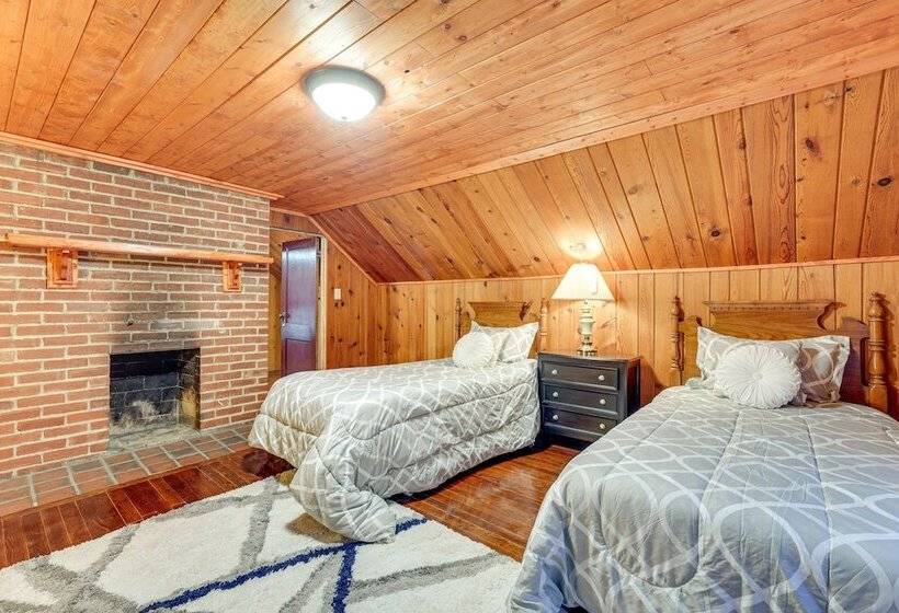 Spacious Jamestown Home Near Nat L Comedy Center!