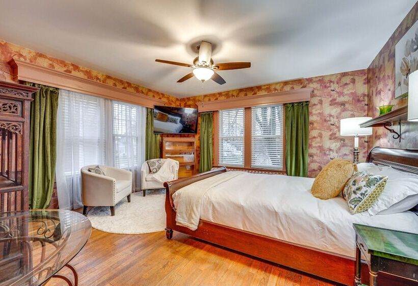 Spacious Jamestown Home Near Nat L Comedy Center!