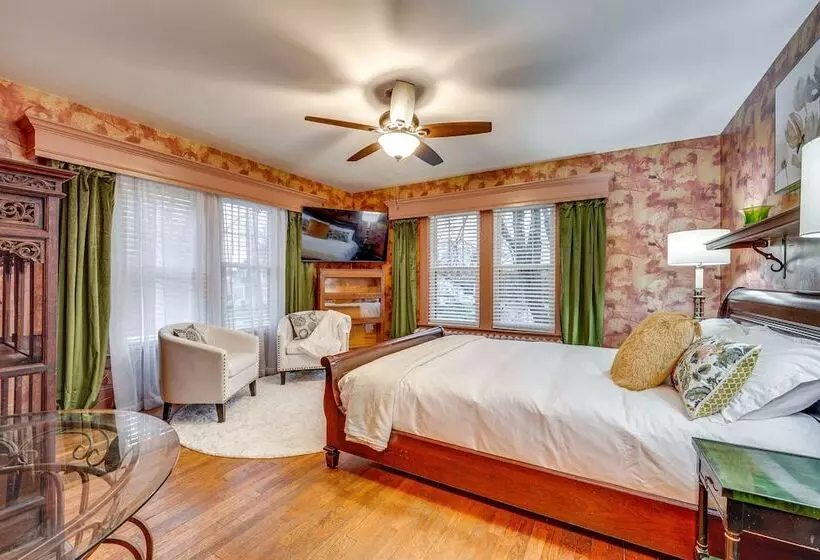 Spacious Jamestown Home Near Nat L Comedy Center!