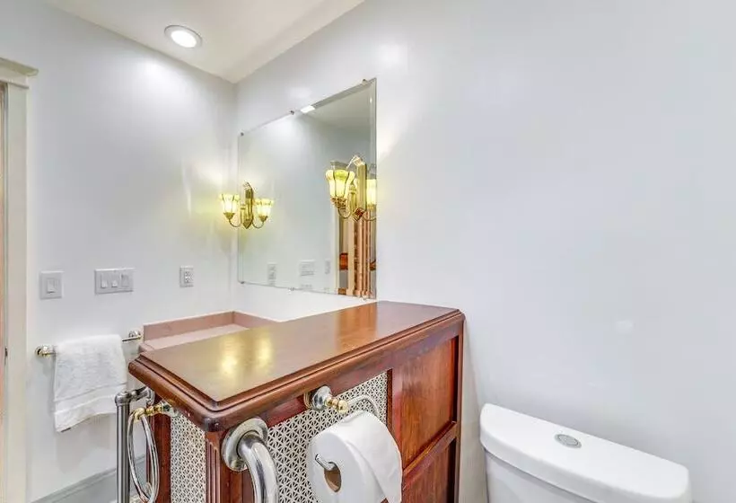 Spacious Jamestown Home Near Nat L Comedy Center!