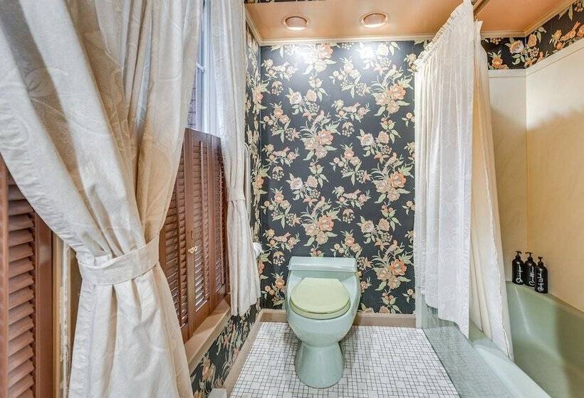 Spacious Jamestown Home Near Nat L Comedy Center!