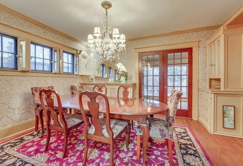 Spacious Jamestown Home Near Nat L Comedy Center!