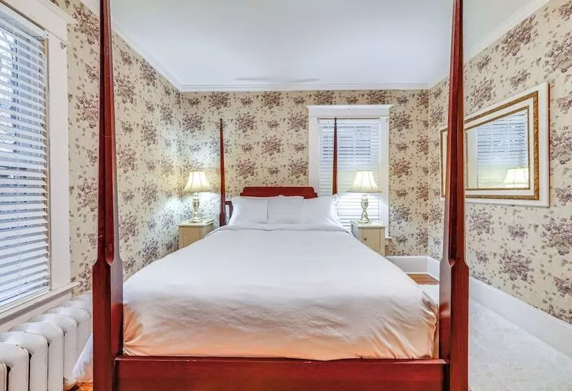 Spacious Jamestown Home Near Nat L Comedy Center!