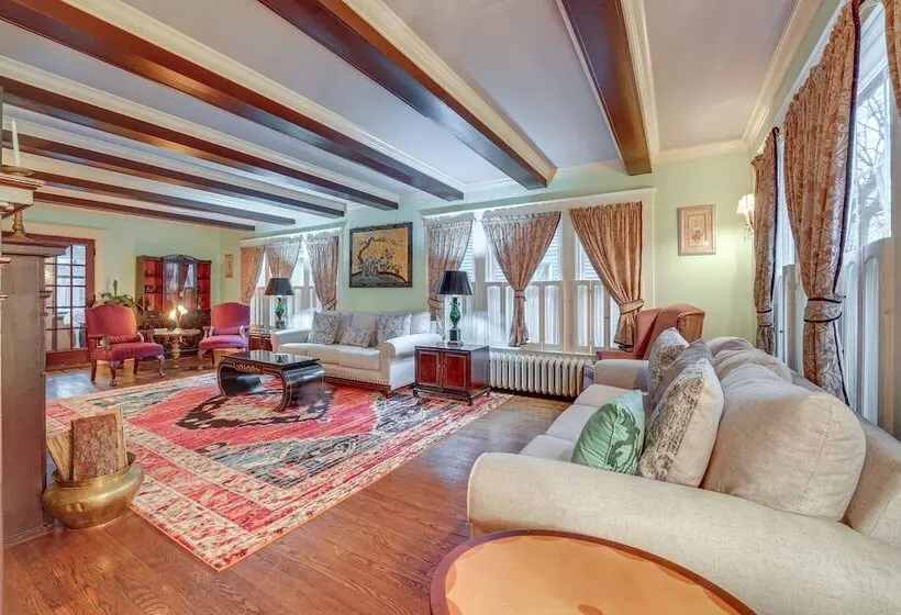 Spacious Jamestown Home Near Nat L Comedy Center!