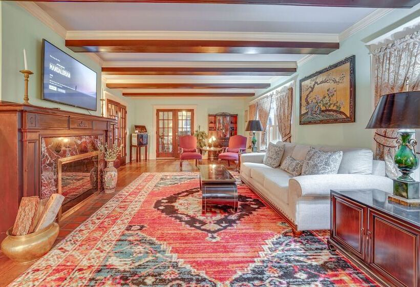 Spacious Jamestown Home Near Nat L Comedy Center!