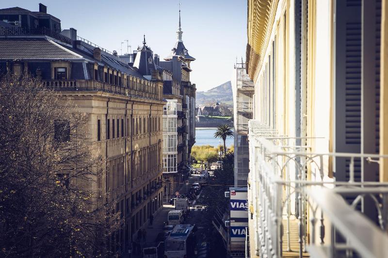 Legazpi Doce Rooms & Suites