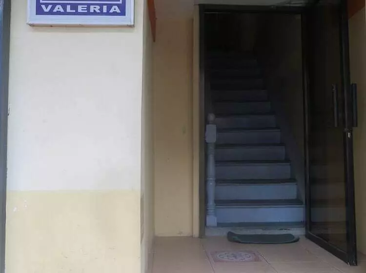 ペンション Iloilo Budget Inn   Valeria