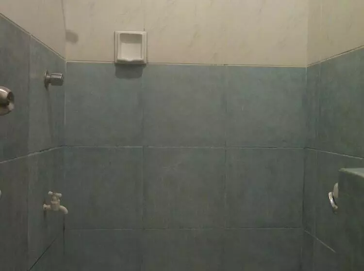 ペンション Iloilo Budget Inn   Valeria