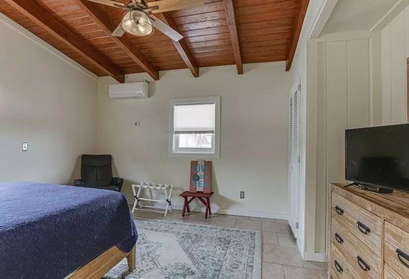 Beachfront Alligator Point Retreat: Steps To Sand!