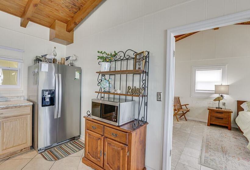 Beachfront Alligator Point Retreat: Steps To Sand!