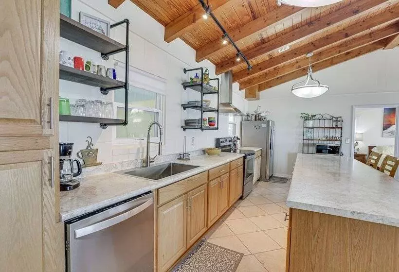 Beachfront Alligator Point Retreat: Steps To Sand!