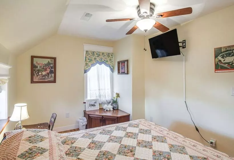 Charming Manchester Retreat W/ Patio & Fireplace!