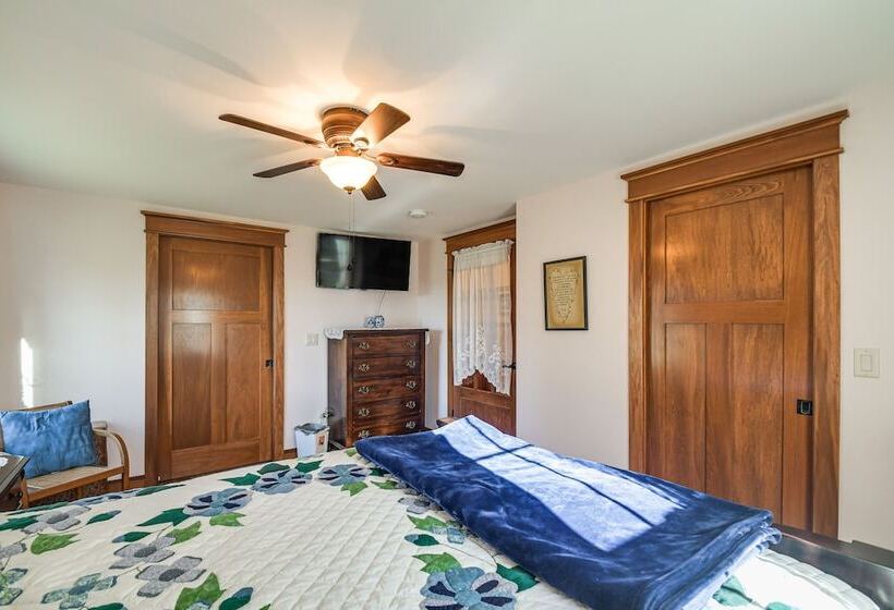 Charming Manchester Retreat W/ Patio & Fireplace!