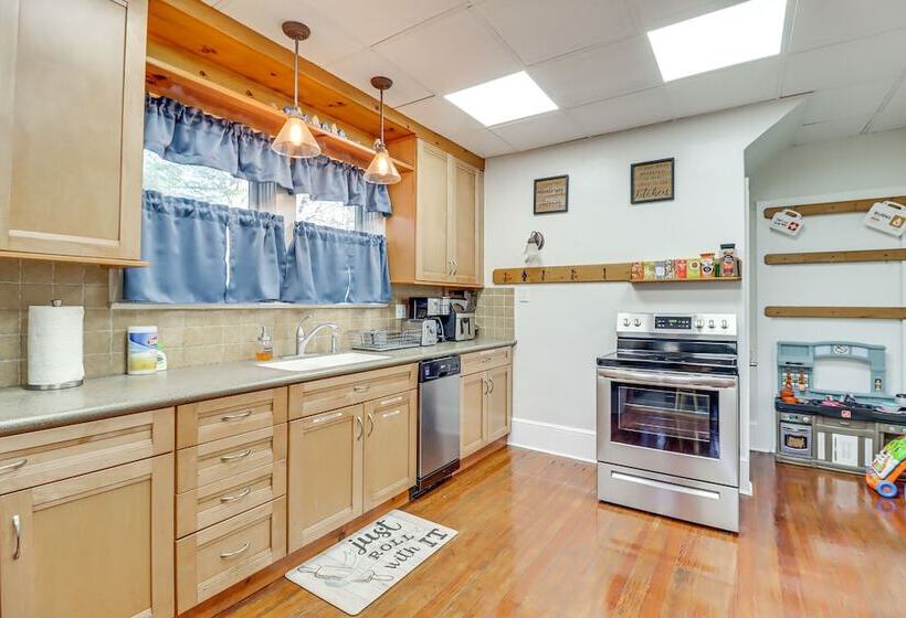 Charming Tannersville Home W/ Fire Pit + Deck!