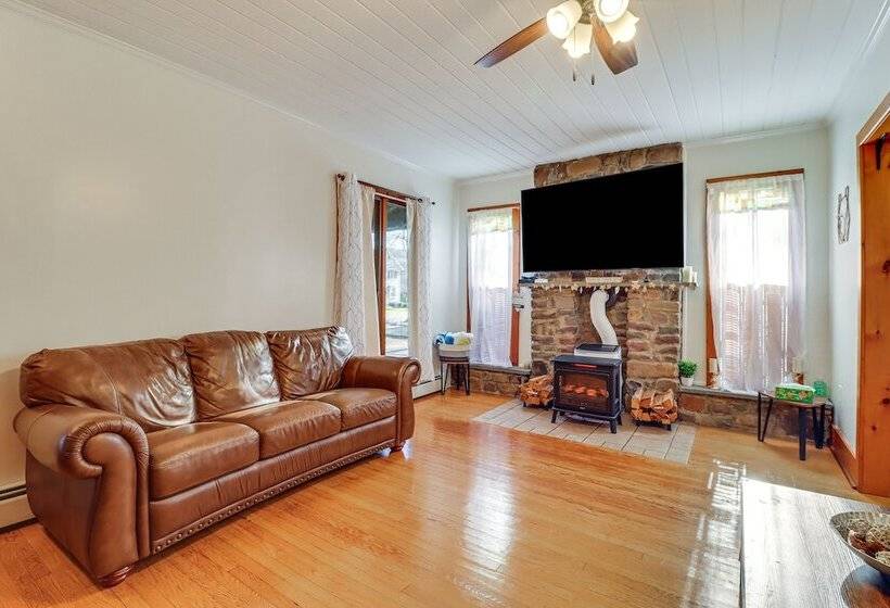 Charming Tannersville Home W/ Fire Pit + Deck!