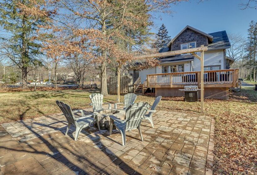 Charming Tannersville Home W/ Fire Pit + Deck!