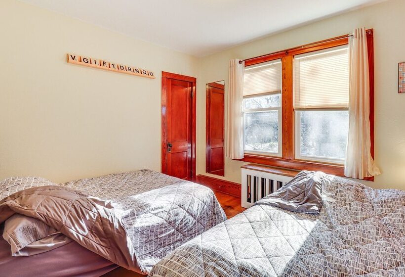 Charming Tannersville Home W/ Fire Pit + Deck!