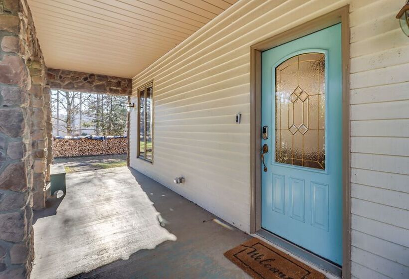 Charming Tannersville Home W/ Fire Pit + Deck!