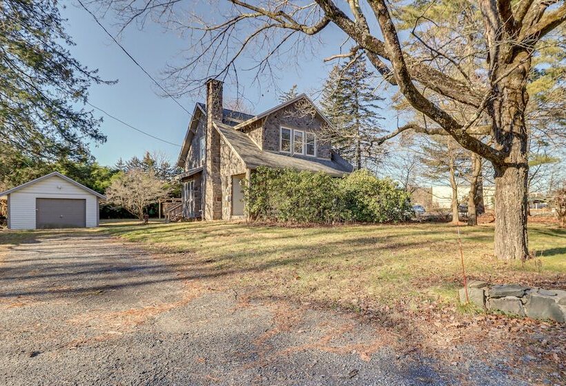 Charming Tannersville Home W/ Fire Pit + Deck!