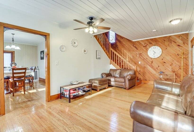 Charming Tannersville Home W/ Fire Pit + Deck!