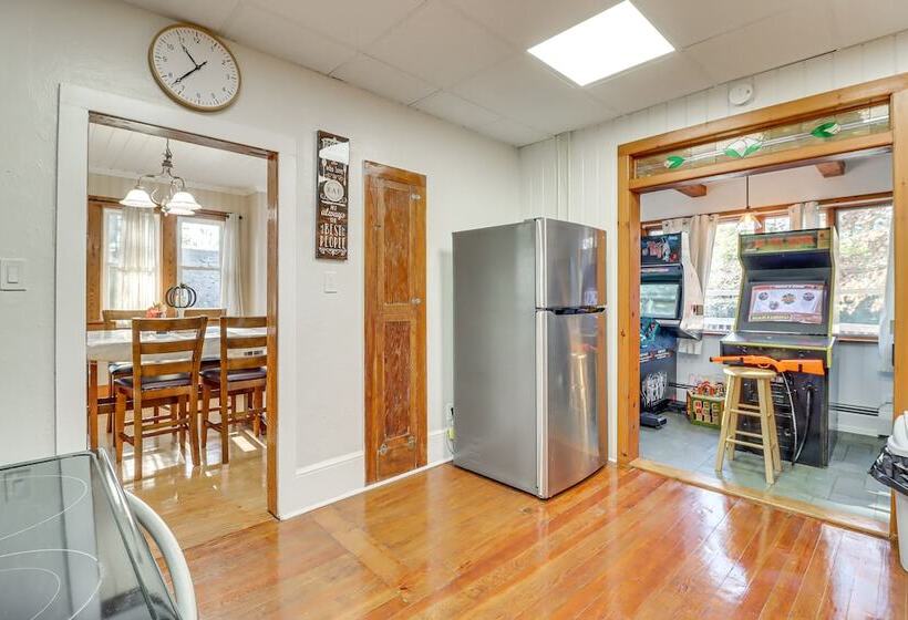 Charming Tannersville Home W/ Fire Pit + Deck!