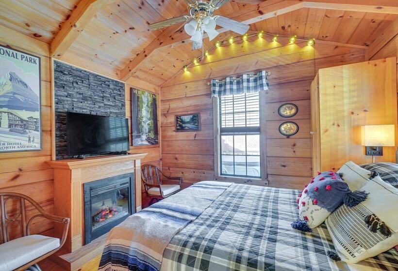 Cozy Sevierville Cabin W/ Private Hot Tub + Deck