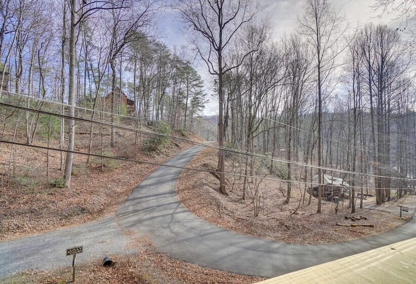 Cozy Sevierville Cabin W/ Private Hot Tub + Deck