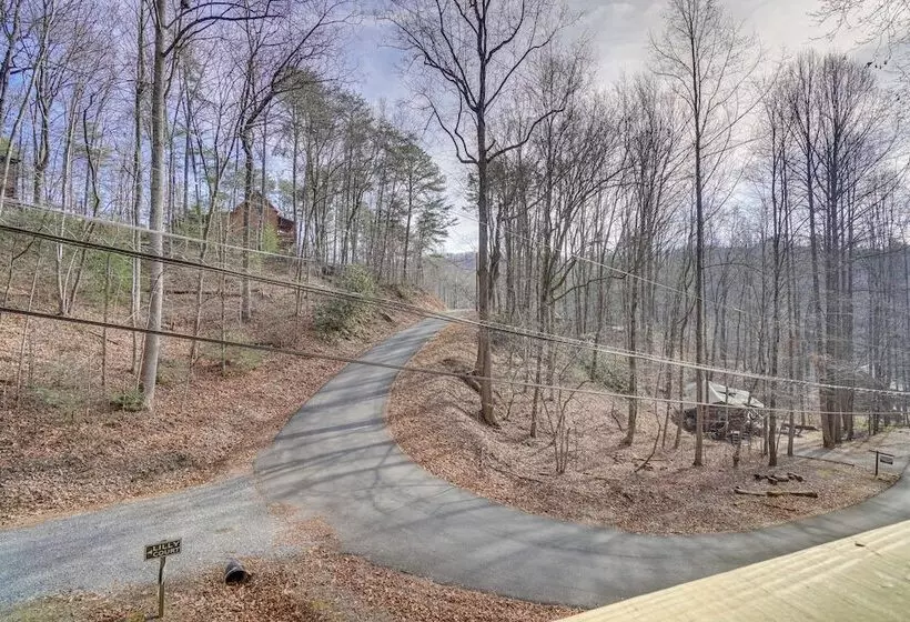 Cozy Sevierville Cabin W/ Private Hot Tub + Deck