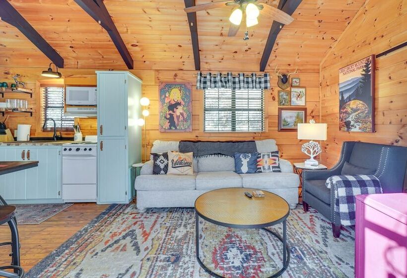 Cozy Sevierville Cabin W/ Private Hot Tub + Deck