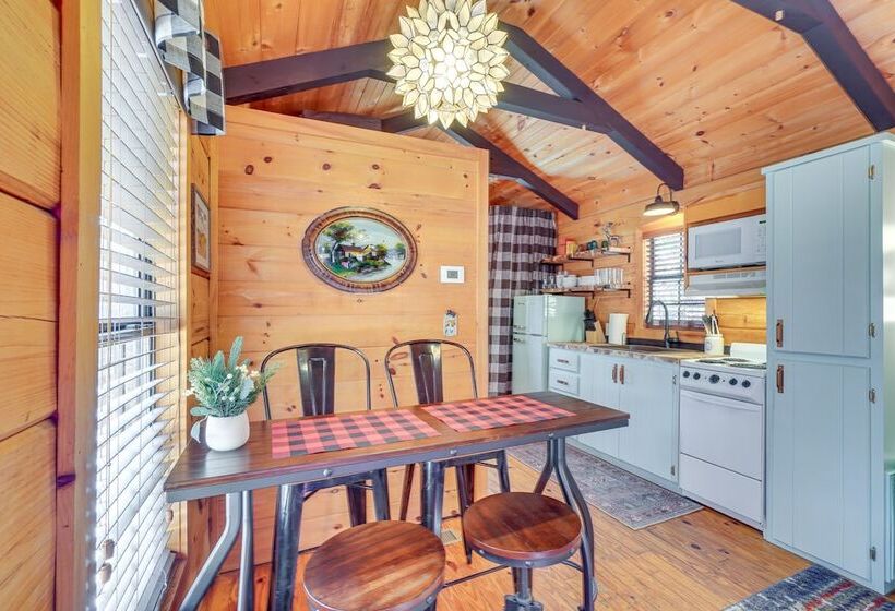 Cozy Sevierville Cabin W/ Private Hot Tub + Deck