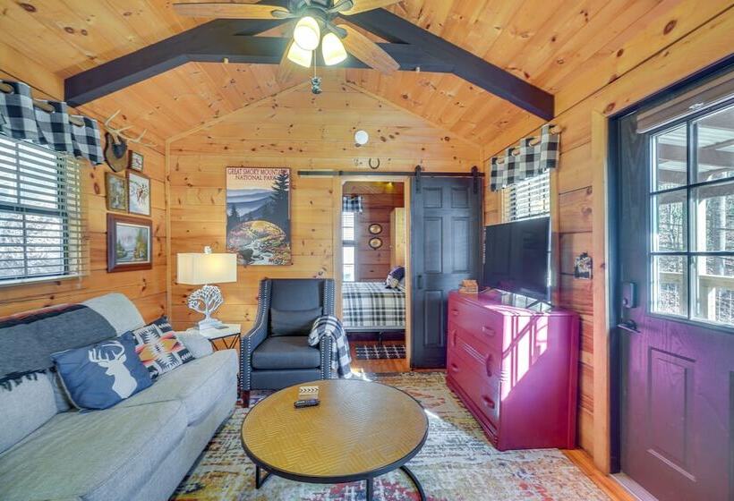 Cozy Sevierville Cabin W/ Private Hot Tub + Deck