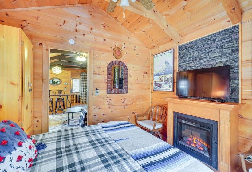 Cozy Sevierville Cabin W/ Private Hot Tub + Deck