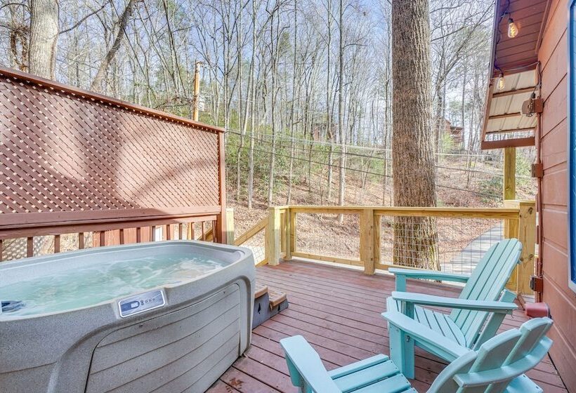 Cozy Sevierville Cabin W/ Private Hot Tub + Deck