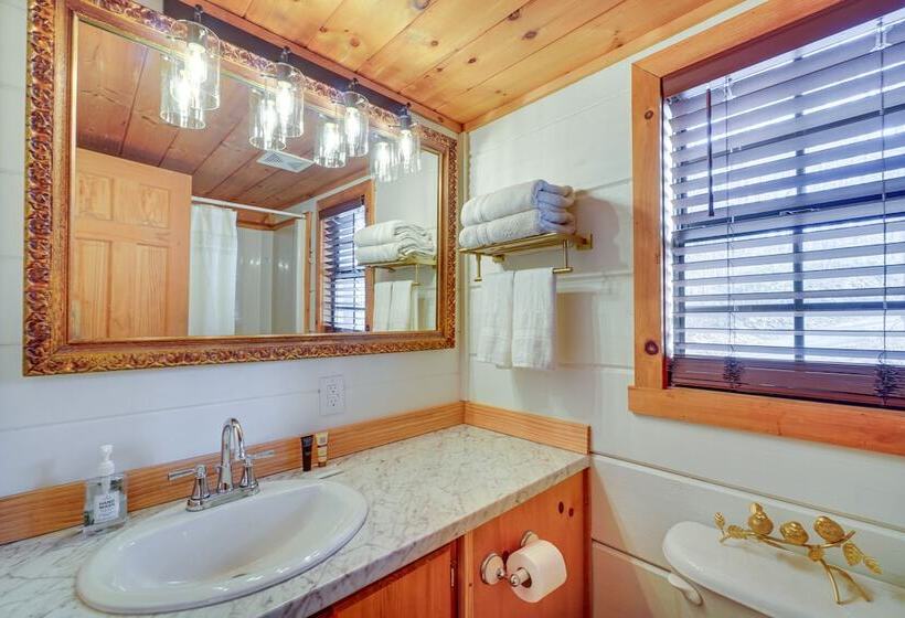 Cozy Sevierville Cabin W/ Private Hot Tub + Deck