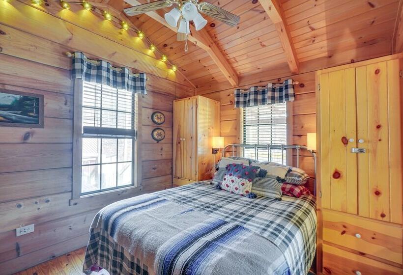 Cozy Sevierville Cabin W/ Private Hot Tub + Deck