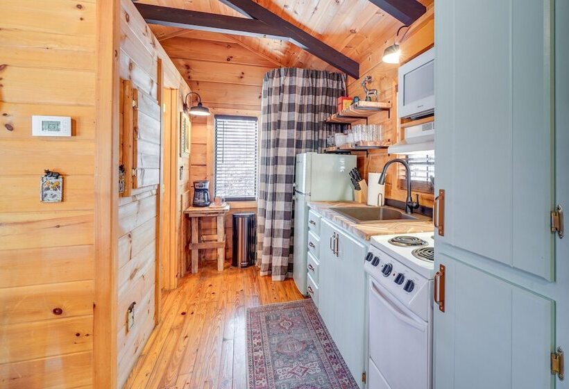 Cozy Sevierville Cabin W/ Private Hot Tub + Deck