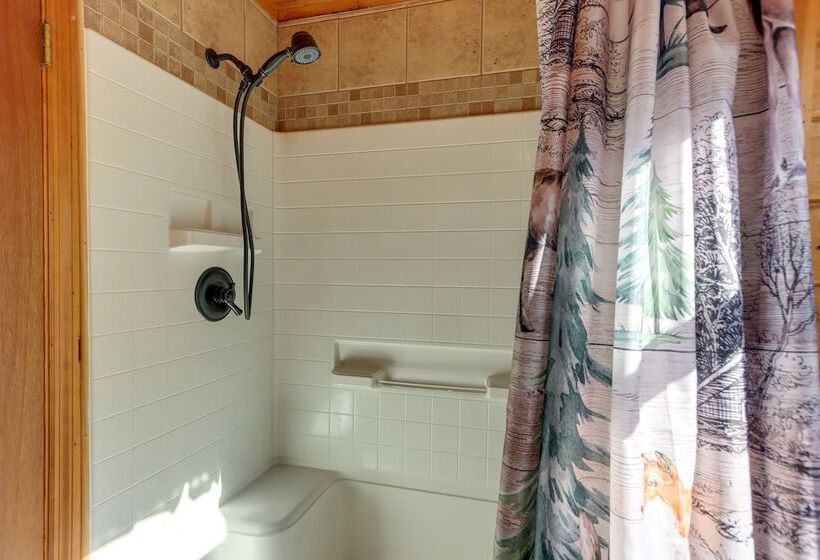 Family Friendly Ellijay Cabin W/ Studio & Mtn View