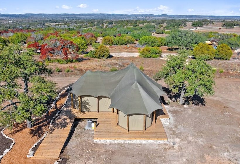 Отель Outdoorsy Hill Country