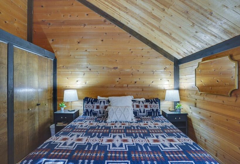 Inviting Sunriver Cabin W/ Resort Amenities!