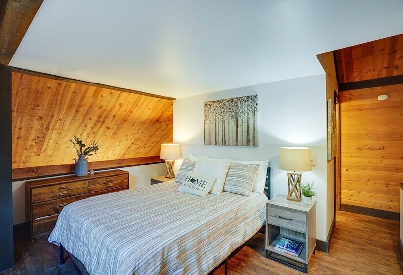 Inviting Sunriver Cabin W/ Resort Amenities!