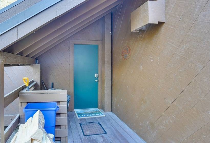 Inviting Sunriver Cabin W/ Resort Amenities!