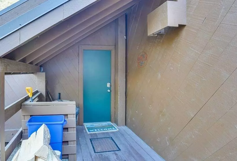Inviting Sunriver Cabin W/ Resort Amenities!
