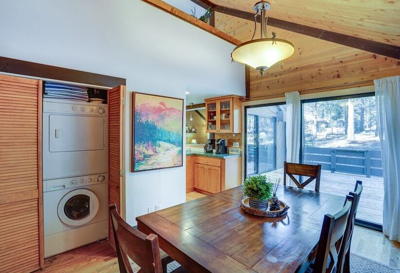 Inviting Sunriver Cabin W/ Resort Amenities!