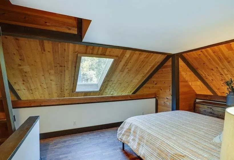 Inviting Sunriver Cabin W/ Resort Amenities!